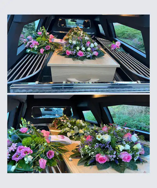 Geboorte van een uitvaartkist met bloemen in een limousine, passend bij uitvaartverzorging en rouwzorg.