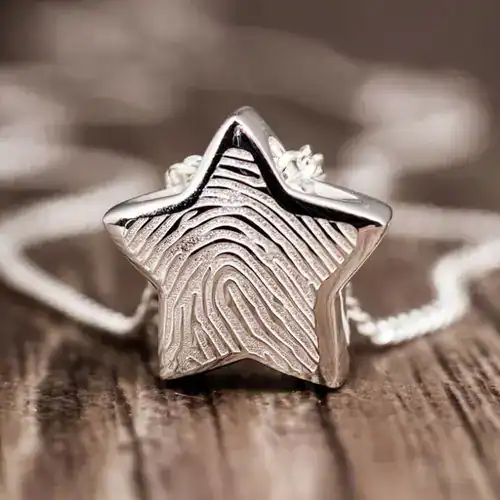 Sterrenvormige sieradenhanger met fingerprint patroon, symbool van herinnering en erfenis, perfect voor een liefdevolle uitvaart of als tastbare herinnering.