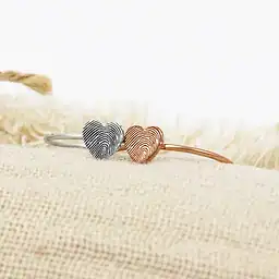 Schitterende sieraden met hart ontwerp, symboliseren liefde en herinnering voor uitvaartplechtigheden.