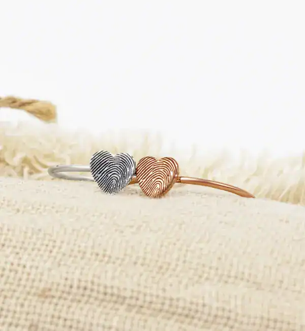 Schitterende sieraden met hart ontwerp, symboliseren liefde en herinnering voor uitvaartplechtigheden.