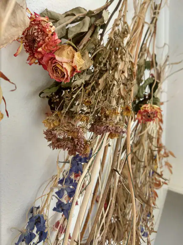Verwelkomende uitvaart bloemen decoratie bij De Dageraad Uitvaartverzorging, mooi en respectvol, voor een waardige uitvaartbegeleiding.