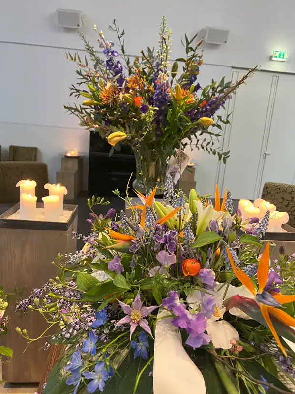 Elegant bloemstukken met kleurrijke bloemen voor uitvaartplechtigheden door De Dageraad Uitvaartverzorging. Professionele uitvaartservice met persoonlijke aandacht en respect.