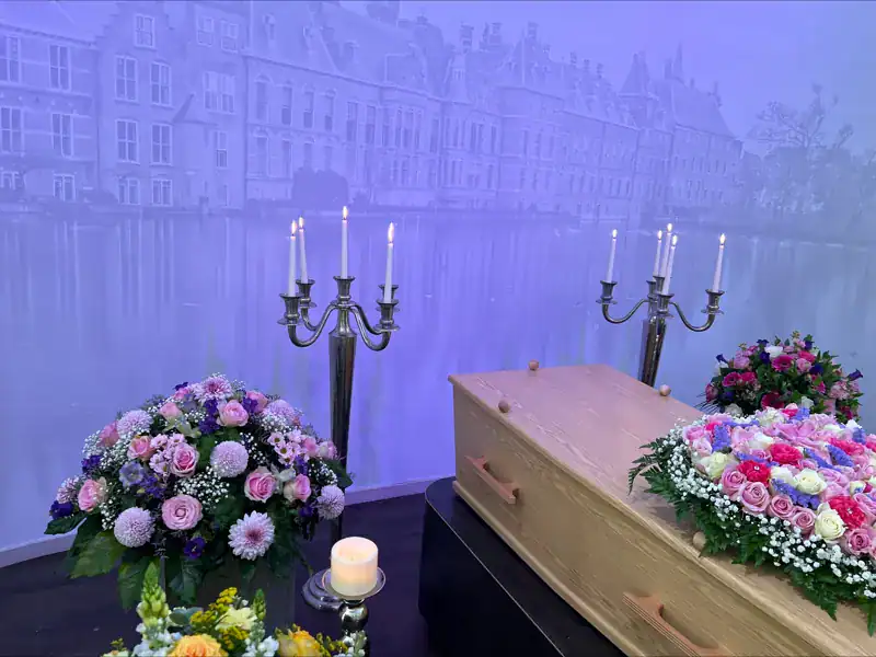 uitvaartkist met bloemen
