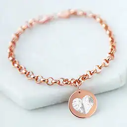 Zilveren urnen bedel met hart en vingerafdruk, symboliseert liefde en herinnering, perfect voor uitvaart herdenkingsarmband of asbedel.