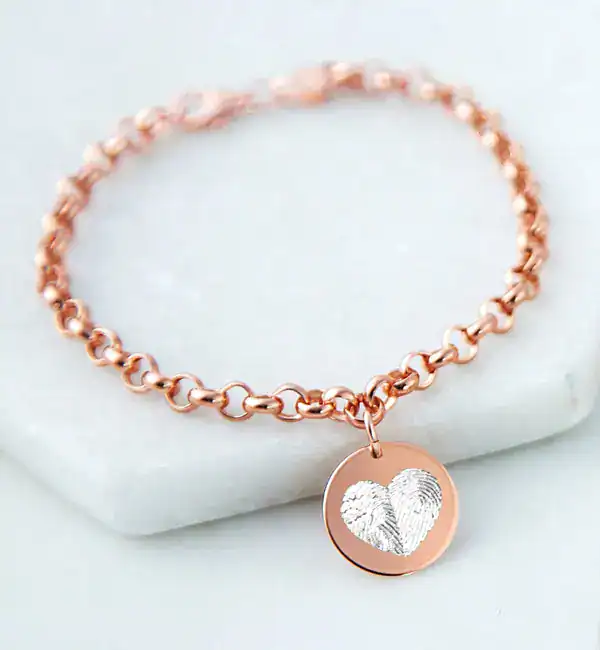 Zilveren urnen bedel met hart en vingerafdruk, symboliseert liefde en herinnering, perfect voor uitvaart herdenkingsarmband of asbedel.
